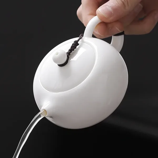 White Porcelain teapot made of mutton-fat jade(羊脂玉白瓷茶壶)